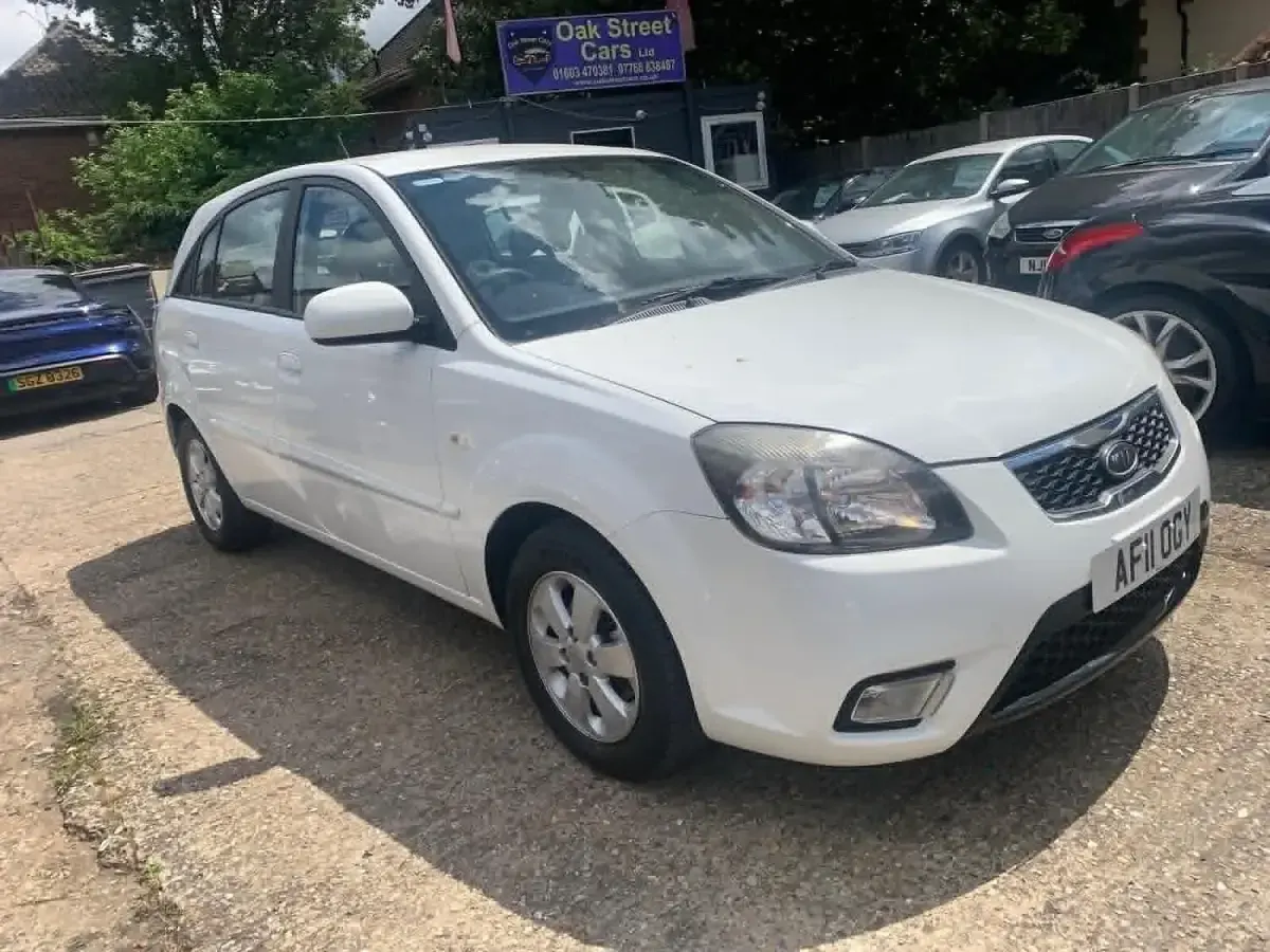 Used Kia Rio 2011 White Hatchback
