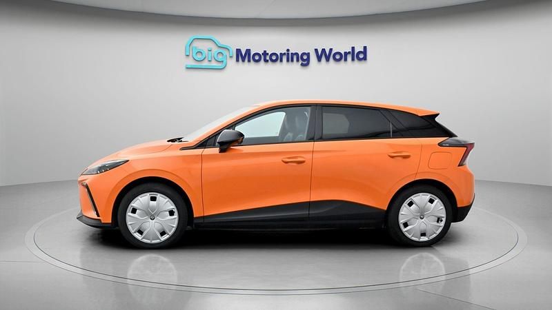 Begagnad MG MG4 EV Trophy 319 kW (435 HK) 2023 Orange Halvkombi