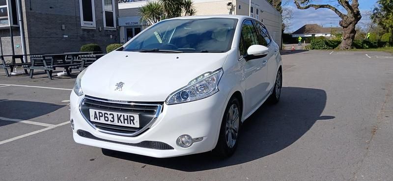 Used Peugeot 208 Allure 82 HP (60 kW) 2014 White Hatchback