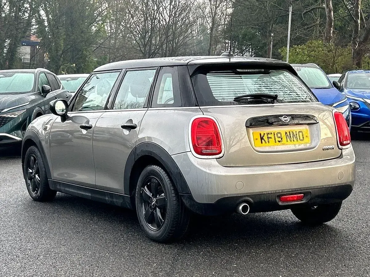 Usado Mini Cooper Classic 136 HP (100 kW) 2019 Prateado Citadino
