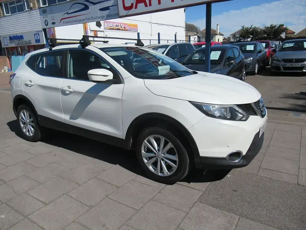 Usado Nissan Qashqai Acenta 115 HP (84 kW) 2015 Branco SUV