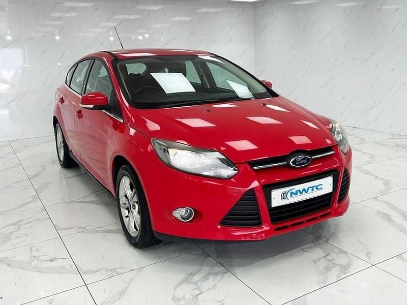 Used Ford Focus Zetec 125 HP (91 kW) 2011 Red Hatchback