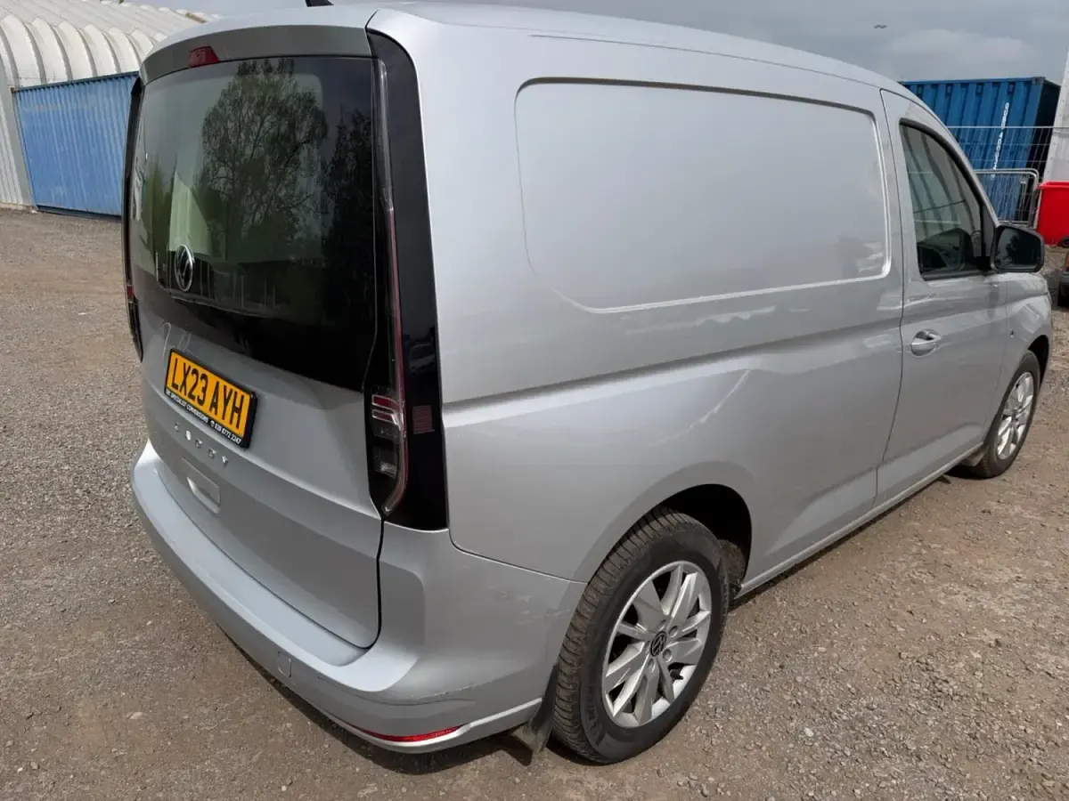 Usado VW Caddy Pro 102 HP (75 kW) 2023 Prateado Monovolume