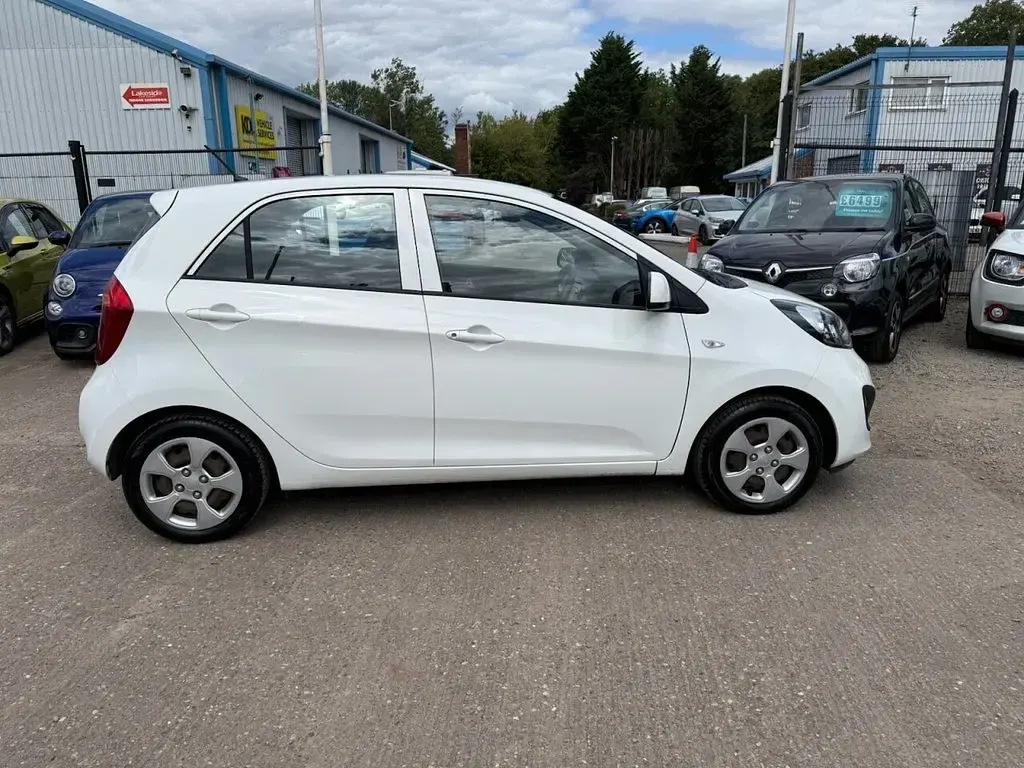 Used Kia Picanto 68 HP (50 kW) 2013 White Hatchback