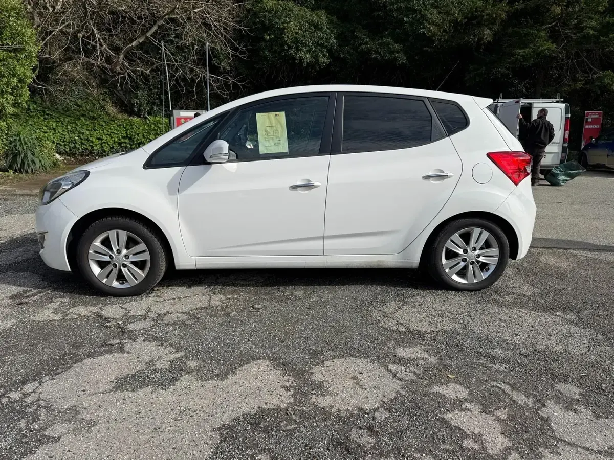 Used Hyundai ix20 Style 125 HP (91 kW) 2013 White Hatchback