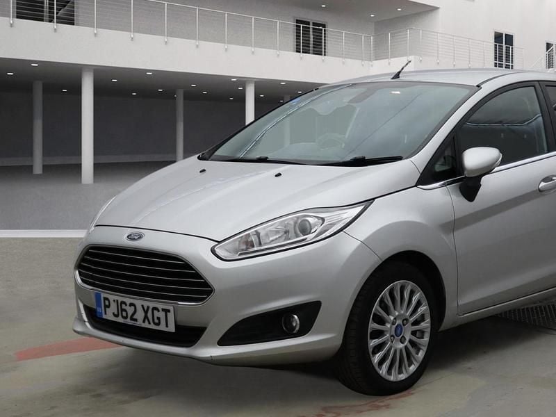 Used Ford Fiesta Titanium 105 HP (77 kW) 2013 Silver Hatchback