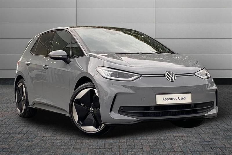 Moonstone grey with solid black roof Used 2025 VW ID.3 Pro Hatchback | £29,550 (Expensive) - Image 1/4