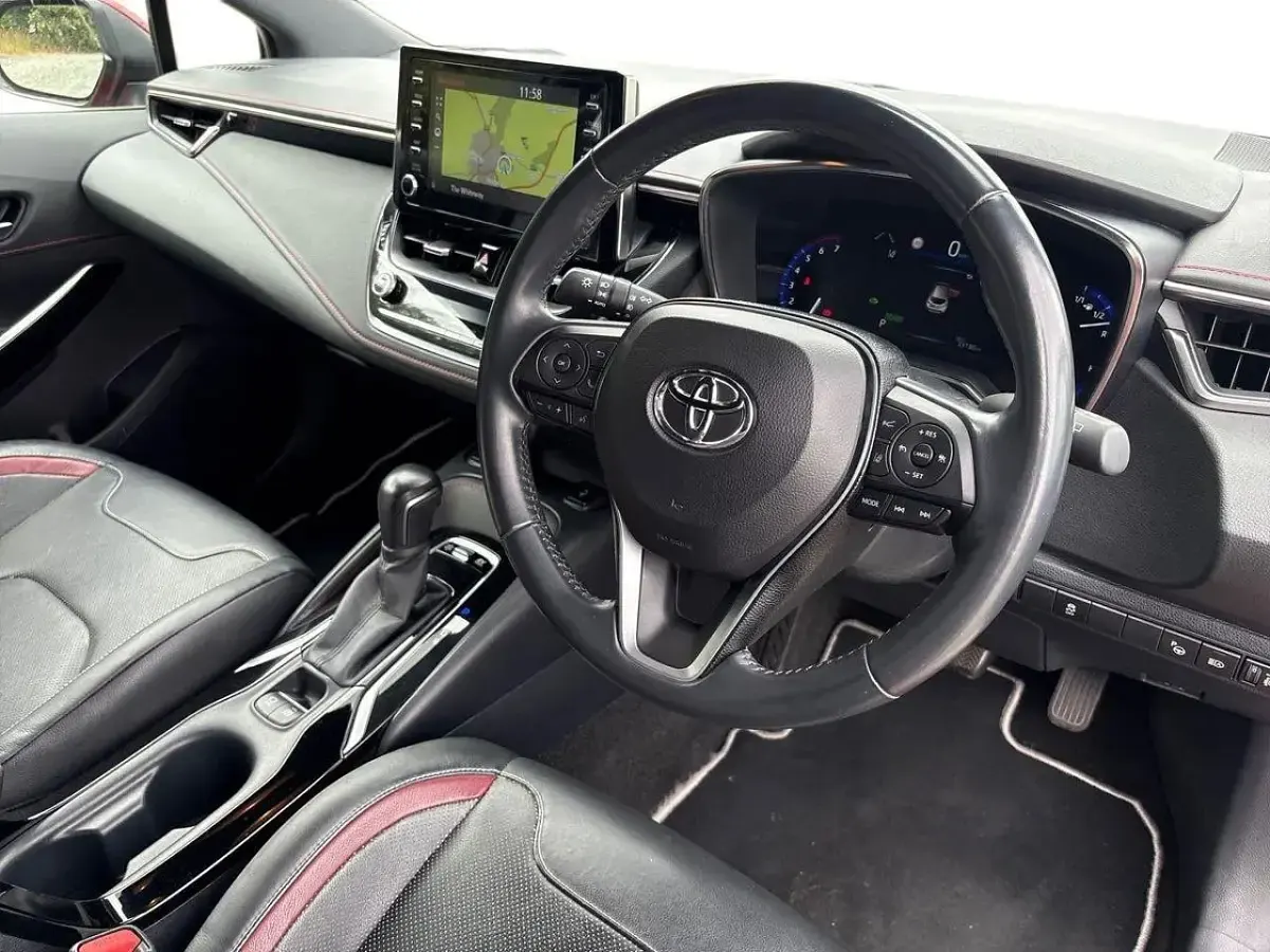 Used Toyota Corolla 120 HP (88 kW) 2020 Red Hatchback