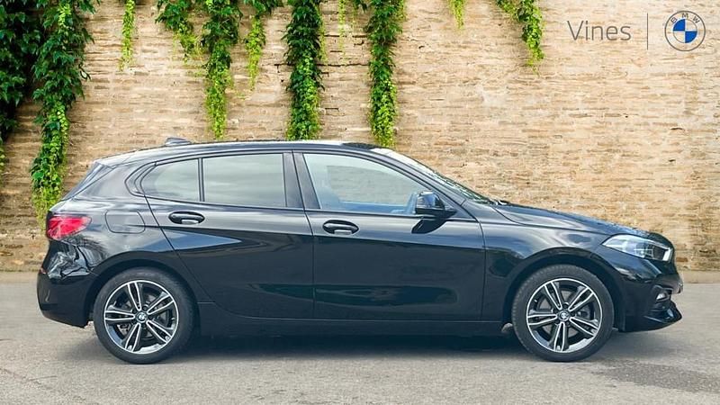 Usado BMW 118 Sport Line 134 HP (98 kW) 2022 Preto Citadino