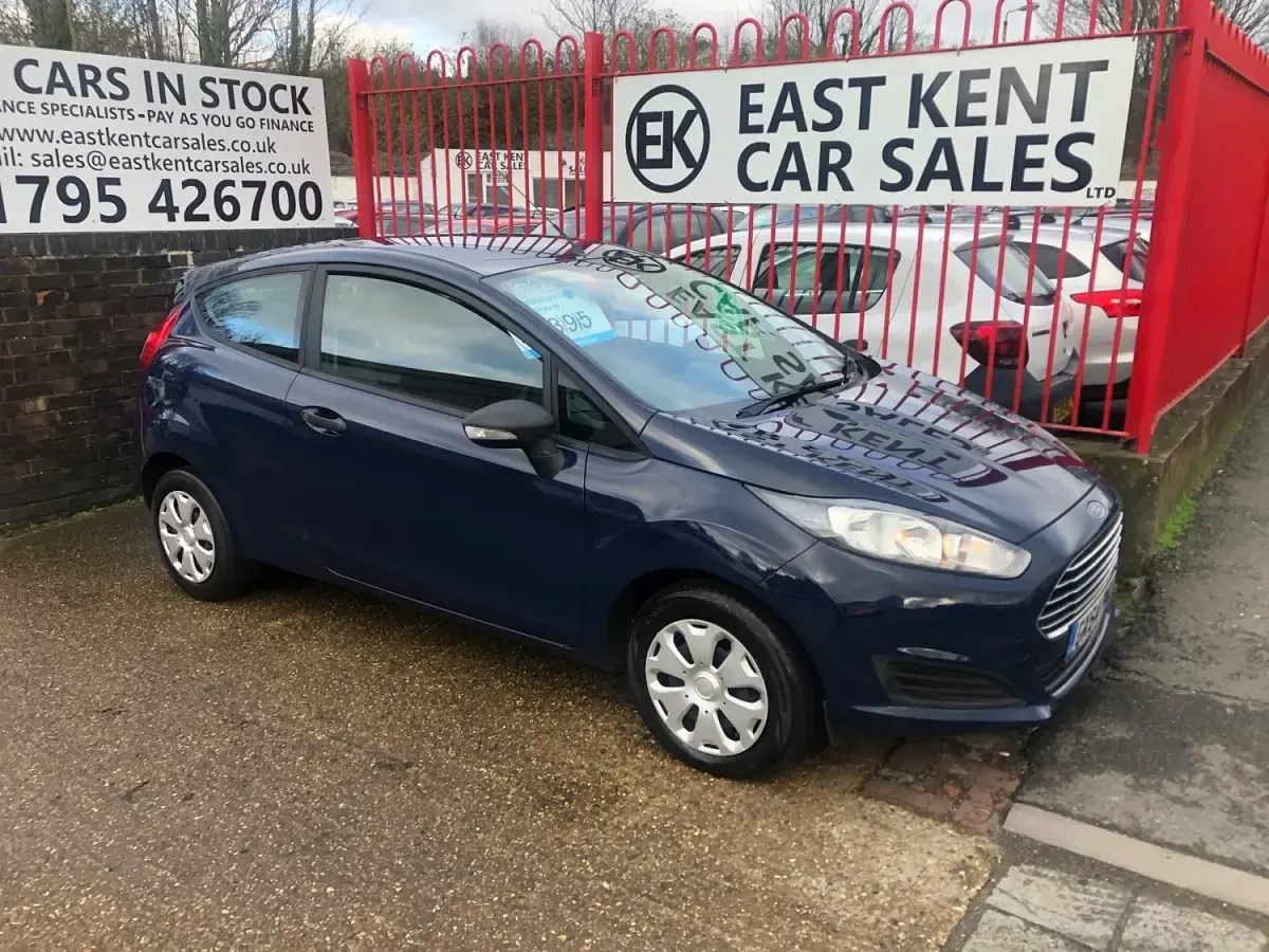 Usado Ford Fiesta Studio 82 HP (60 kW) 2014 Azul Citadino