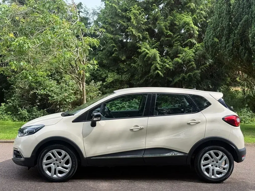 Used Renault Captur Dynamique 90 HP (66 kW) 2016 White SUV