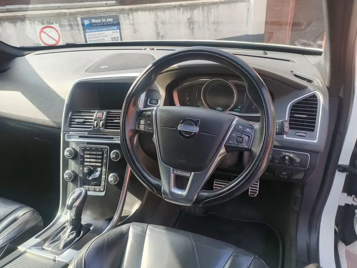 Used Volvo XC60 R-Design 215 HP (158 kW) 2013 White SUV