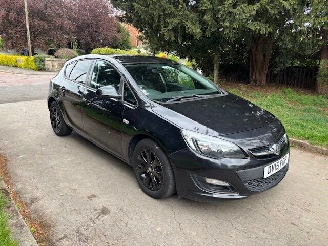 Black Used 2015 Vauxhall Astra Design Edition Hatchback | £2,495 (Fair price) - Image 1/4