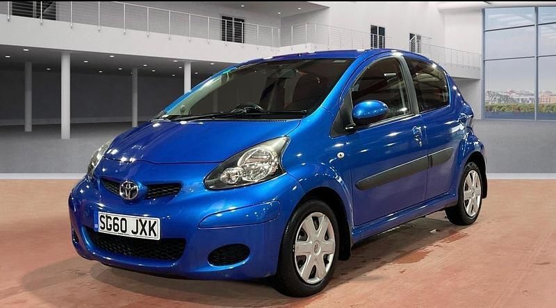 Used Toyota Aygo 67 HP (49 kW) 2010 Blue Hatchback