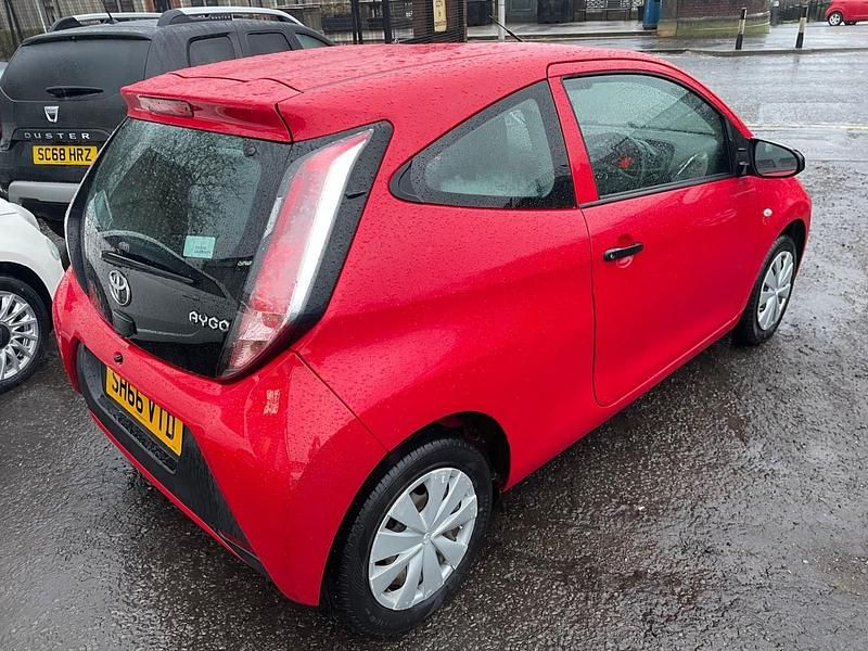 Usado Toyota Aygo 68 HP (50 kW) 2017 Vermelho Citadino