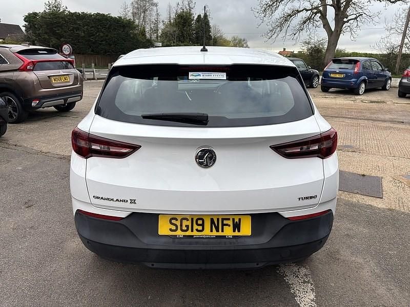 Used Vauxhall Grandland X S 130 HP (95 kW) 2019 White SUV