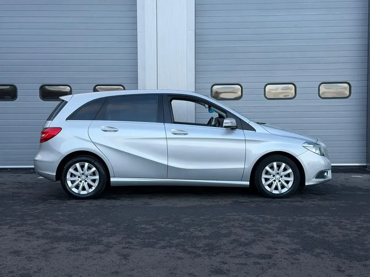 Begagnad Mercedes B180 SE 109 HK (80 kW) 2014 Silver Minibuss