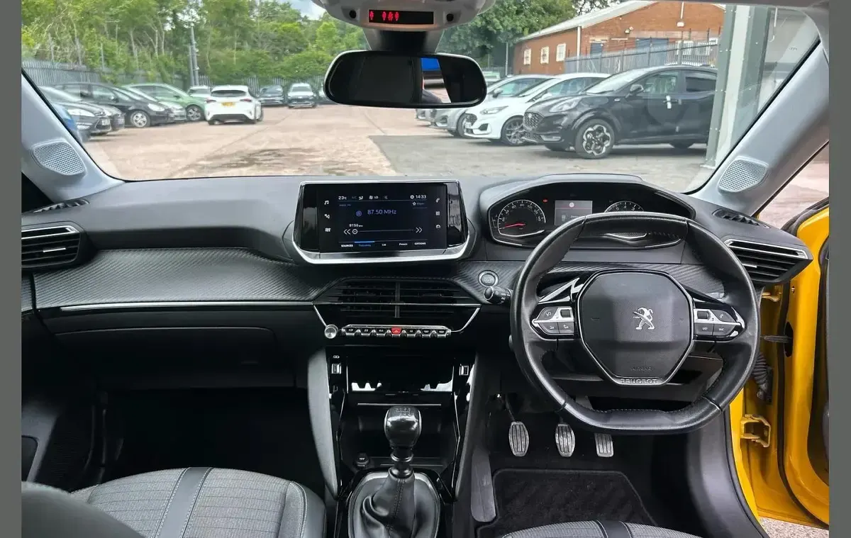 Used Peugeot 208 Allure 101 HP (74 kW) 2020 Yellow Hatchback