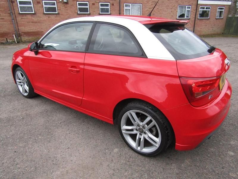 Begagnad Audi A1 S-Line 2011 Röd Halvkombi