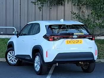 Used Toyota Yaris Hybrid 116 HP (85 kW) 2022 White Estate