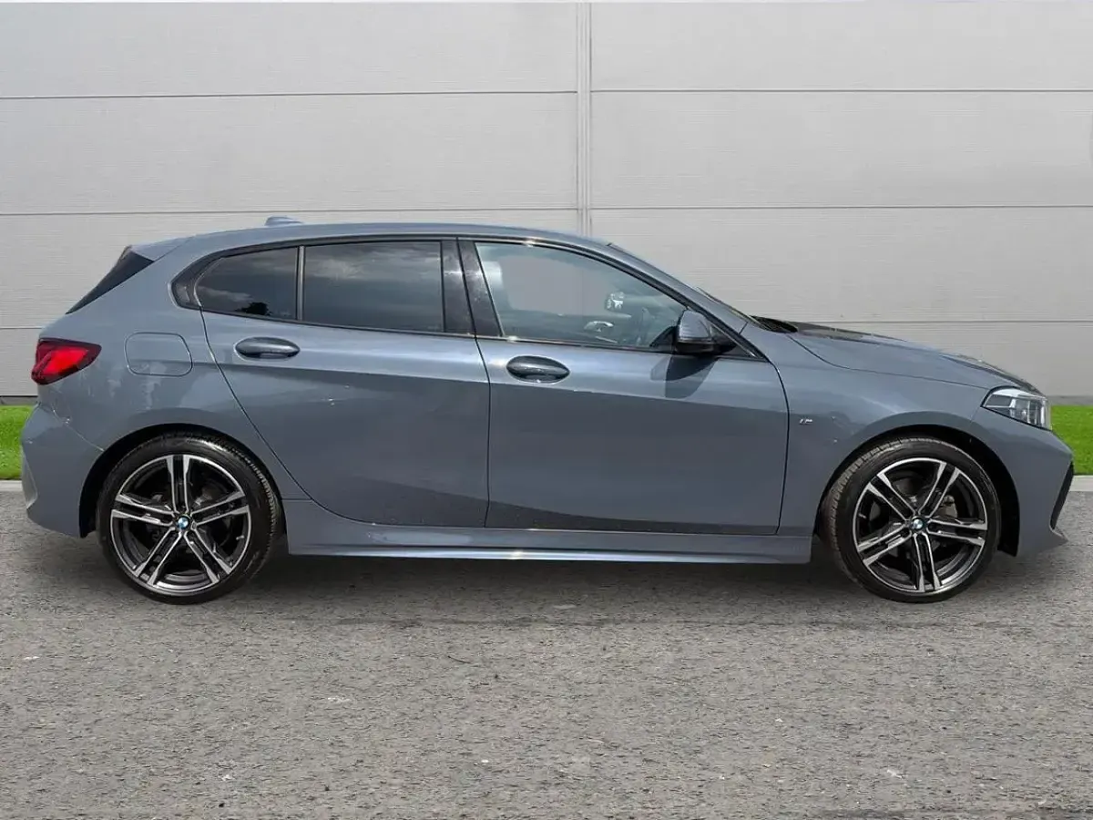 Usado BMW 118 M Sport 134 CV (98 kW) 2022 Gris Utilitario