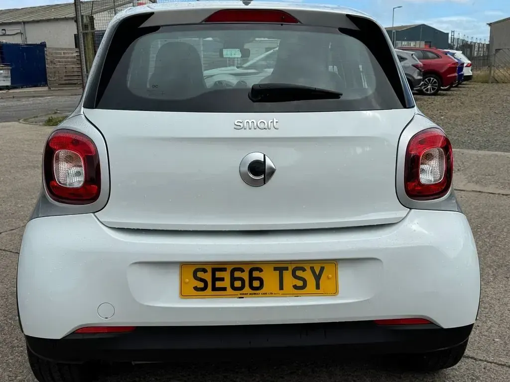 Used Smart ForFour Prime 71 HP (52 kW) 2017 White Hatchback