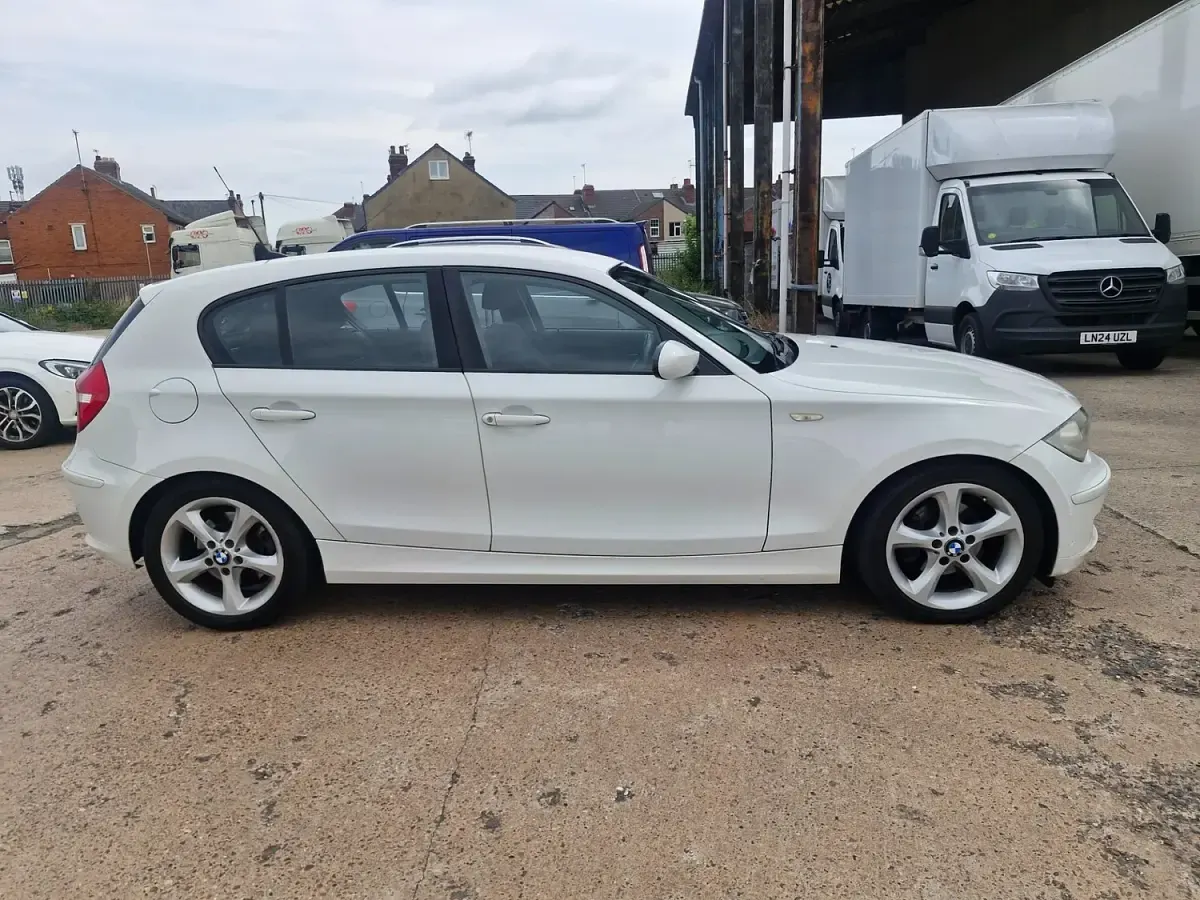 Used BMW 118 Sport Line 2009 White Hatchback