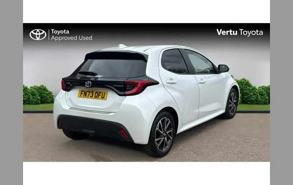 Used Toyota Yaris Design 116 HP (85 kW) 2023 White Hatchback