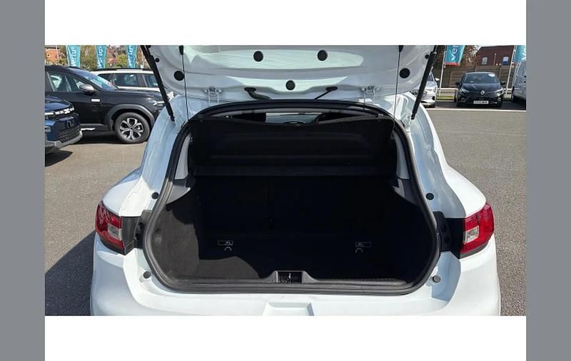 Used Renault Clio IV Play 75 HP (55 kW) 2017 White Hatchback