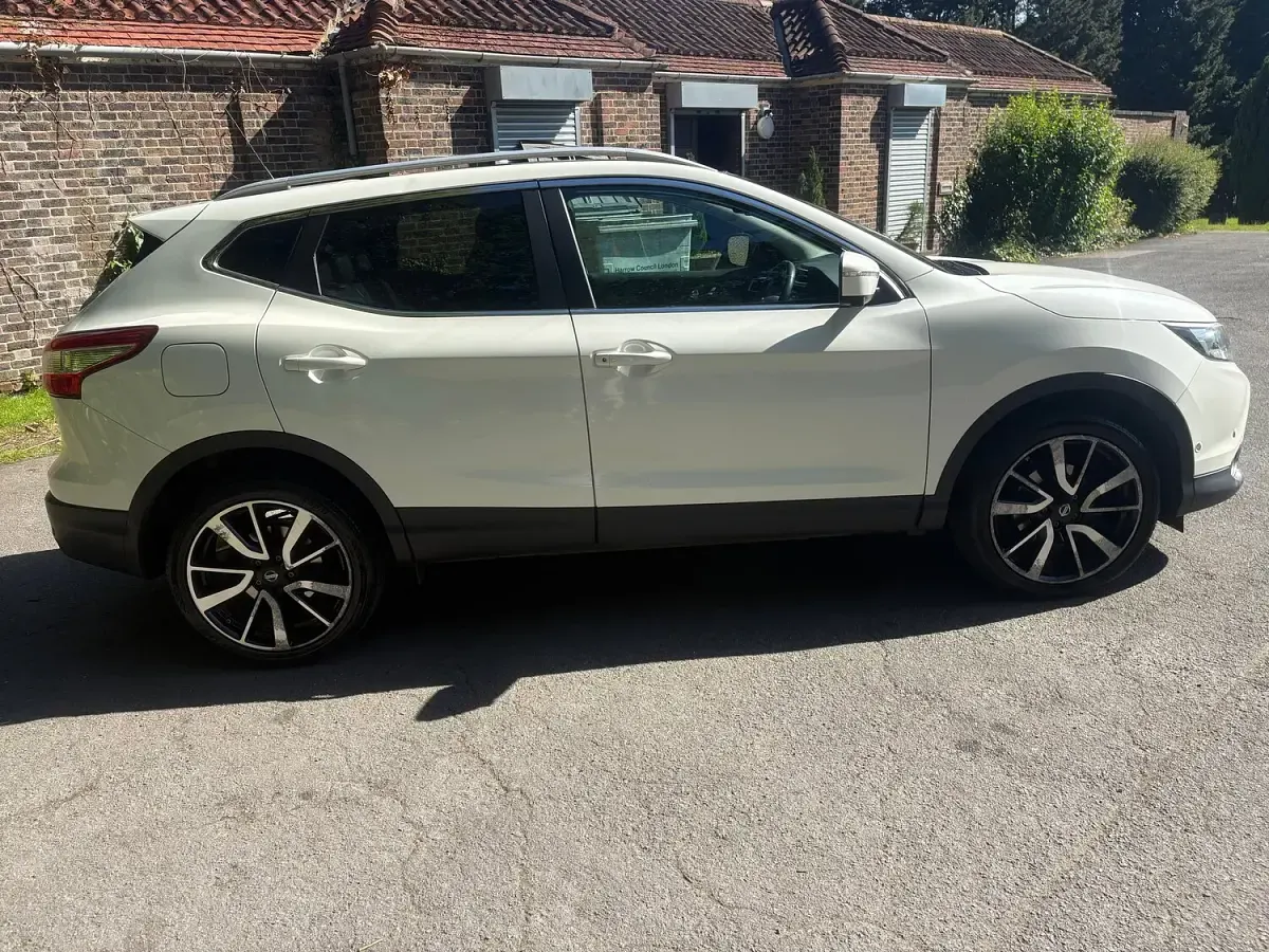 Used Nissan Qashqai Tekna 115 HP (84 kW) 2016 White SUV