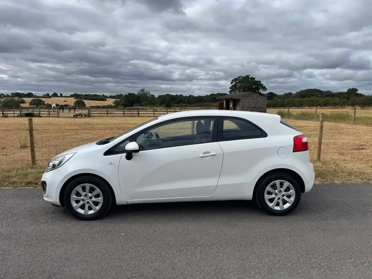 Used Kia Rio 84 HP (61 kW) 2012 White Hatchback