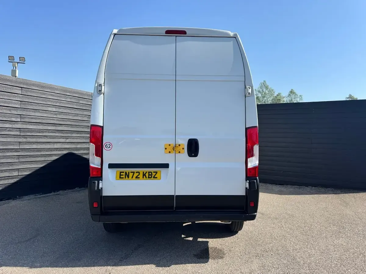 Used Peugeot Boxer Premium 140 HP (102 kW) 2023 White Van