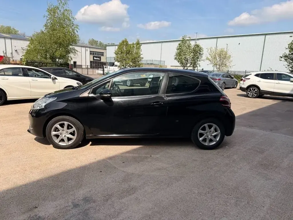 Używany Peugeot 208 Active 2014 Czarny Hatchback