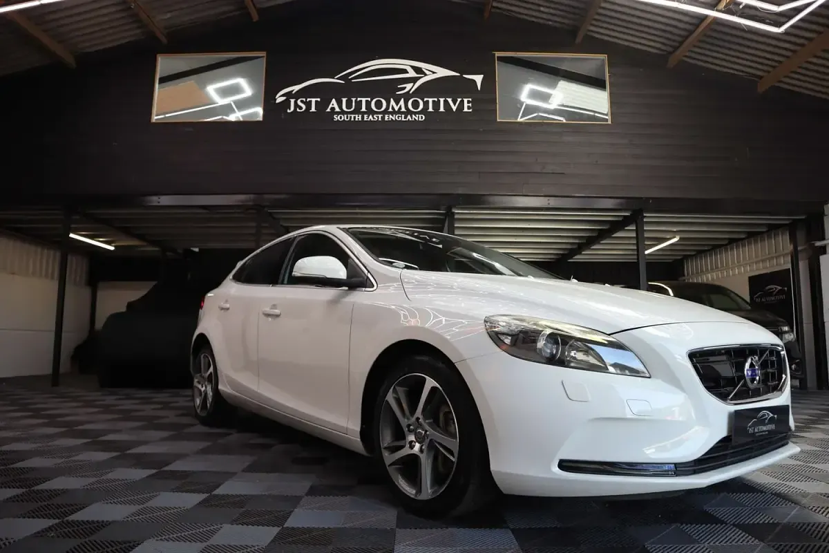 Used Volvo V40 SE 190 HP (139 kW) 2015 White Hatchback