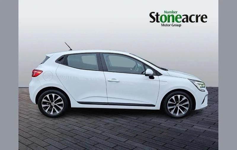 Used Renault Clio V Iconic 88 HP (64 kW) 2022 White Hatchback