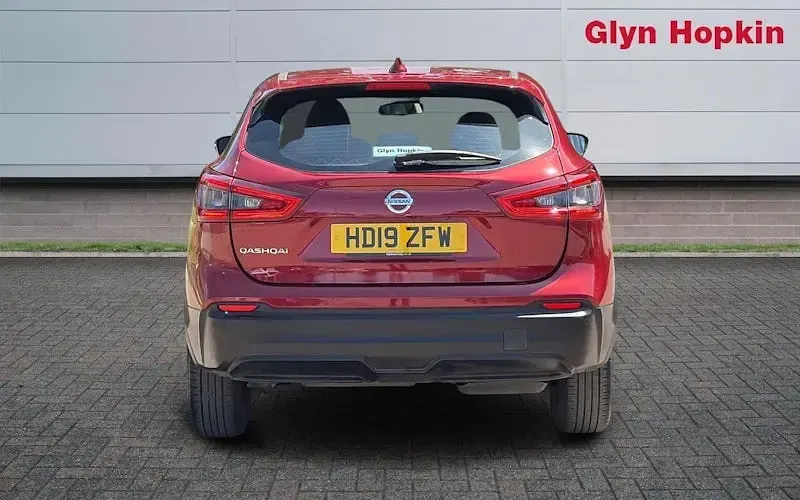 Used Nissan Qashqai Acenta Premium 116 HP (85 kW) 2019 Red SUV