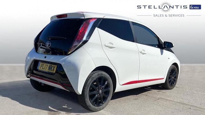 Usado Toyota Aygo x-press 67 HP (49 kW) 2017 Branco Citadino