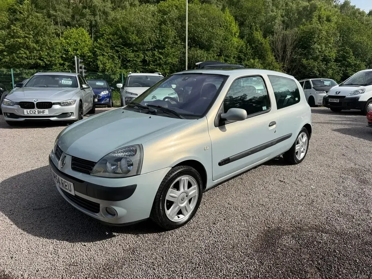 Used Renault Clio Dynamique 98 HP (72 kW) 2005 Silver Hatchback