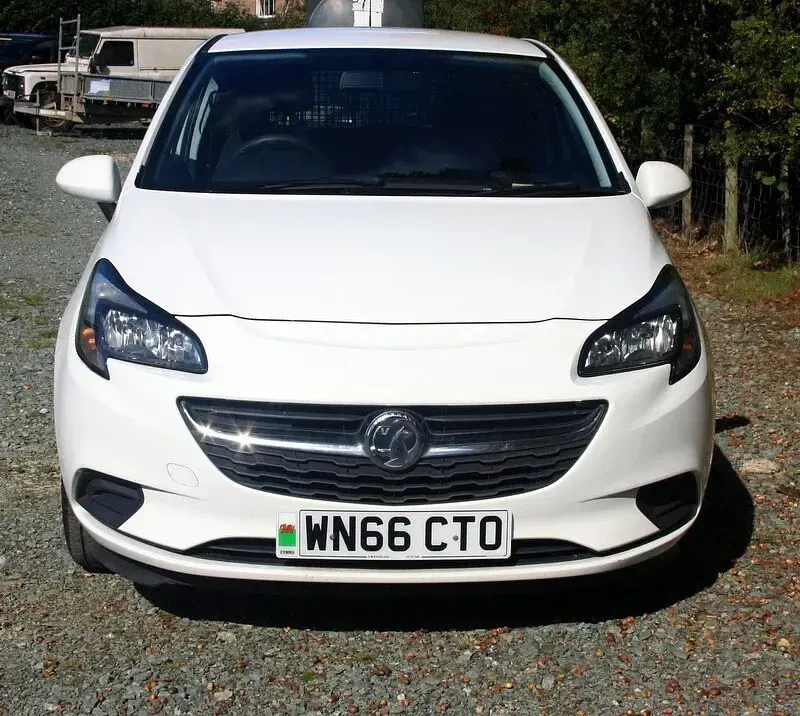 Used Vauxhall Corsa 95 HP (69 kW) 2016 White Van