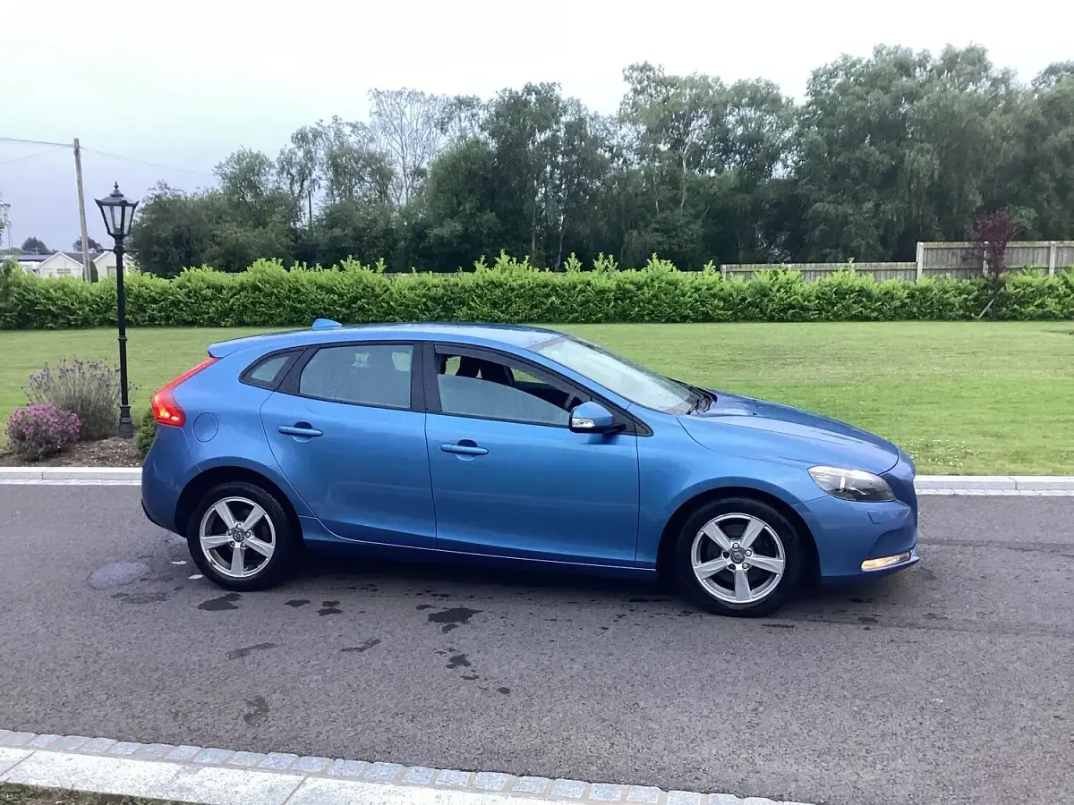 Used Volvo V40 2016 Blue Hatchback