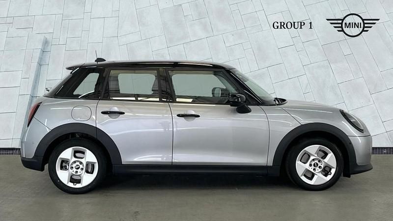 Używany Mini Cooper Hatch 156 KM (114 kW) 2024 Srebrny Hatchback