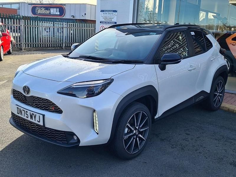 New Toyota Yaris Hybrid Sport 2025 Pearl white Estate