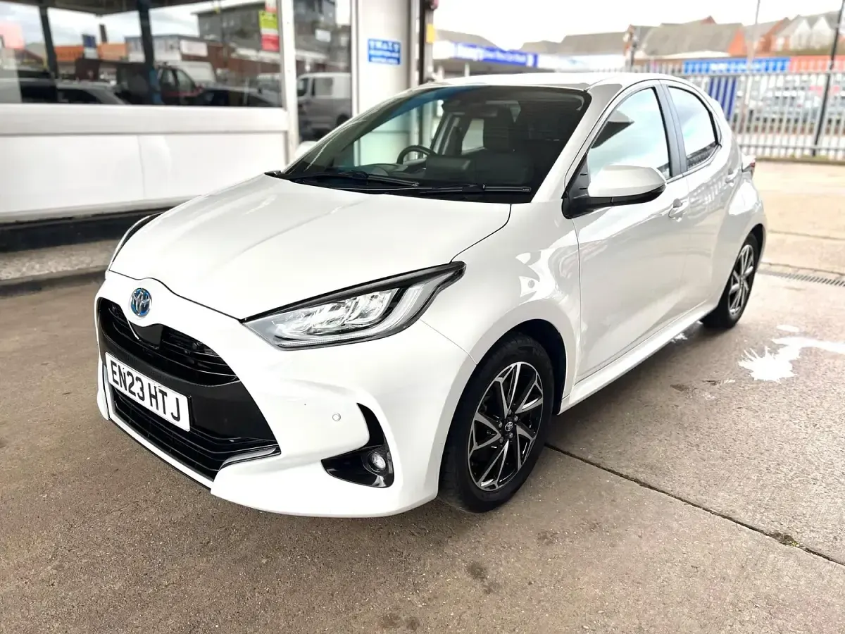 Used Toyota Yaris Hybrid Design 2023 White Hatchback