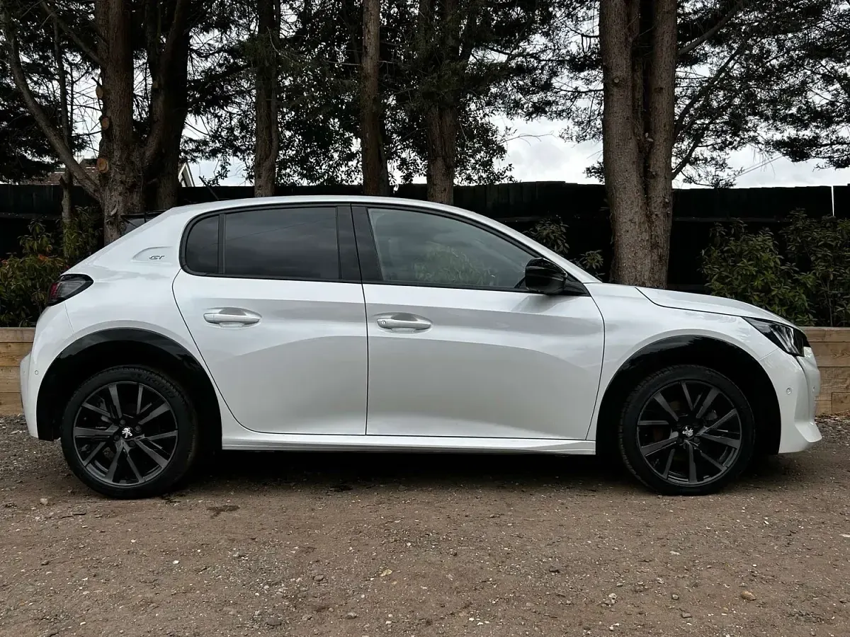 Used Peugeot 208 Premium 102 HP (75 kW) 2021 White Hatchback