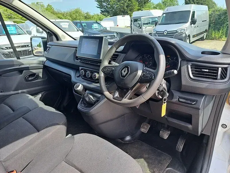 Used Renault Trafic 2023 Glacier white