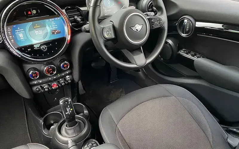 Begagnad Mini Cooper Classic 136 HK (100 kW) 2022 Blå Halvkombi