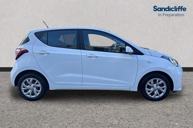 Used Hyundai i10 83 HP (61 kW) 2018 White Hatchback
