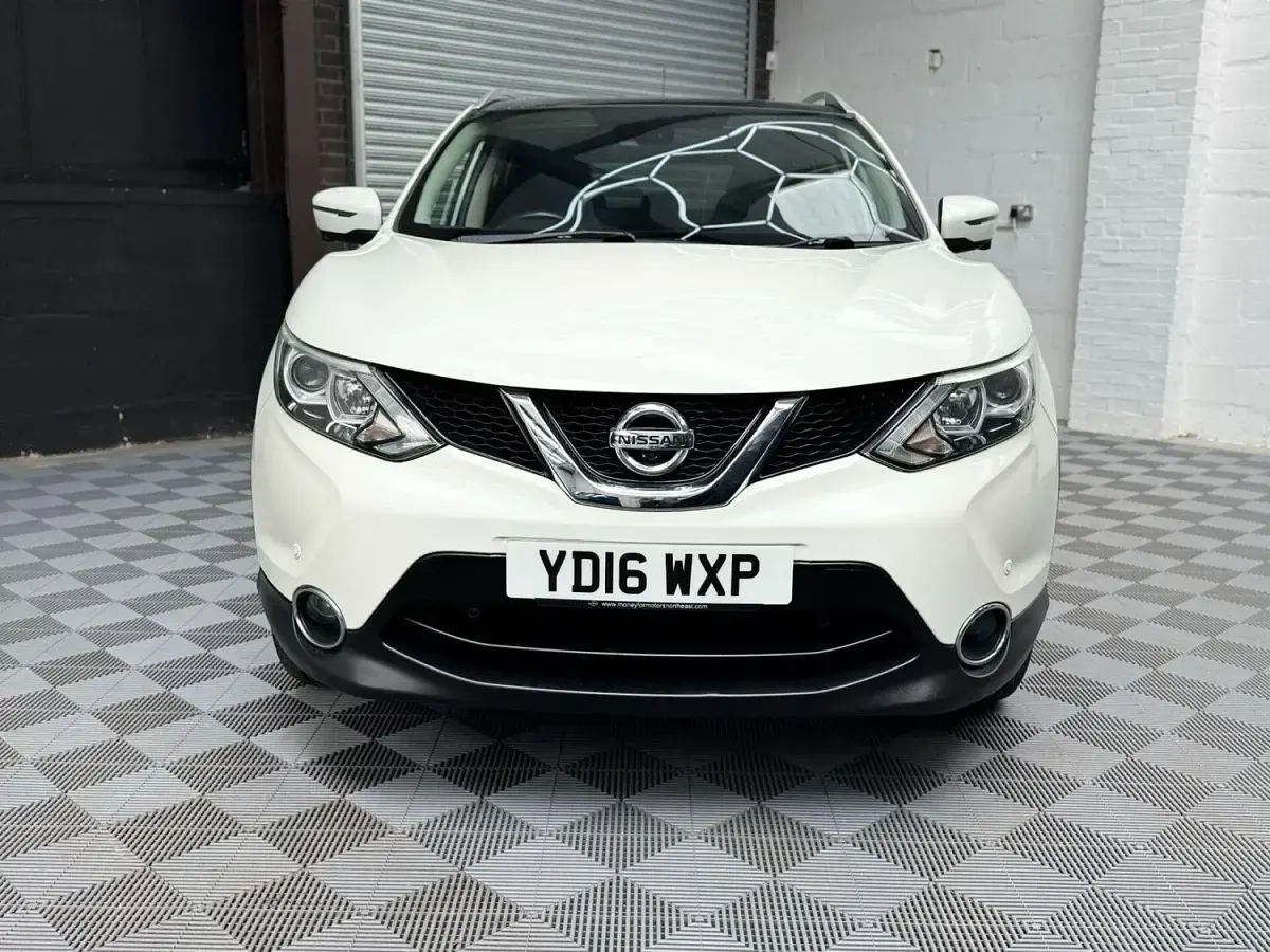Used Nissan Qashqai N-Connecta 110 HP (80 kW) 2016 White SUV