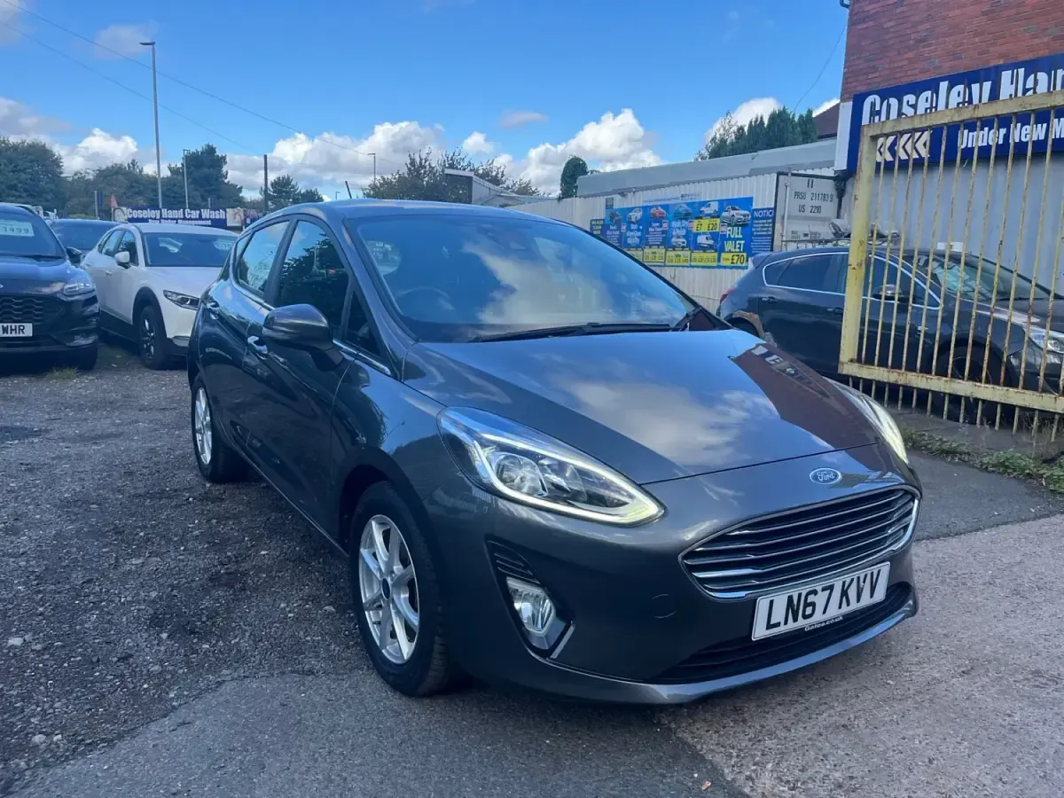Usado Ford Fiesta Zetec 2017 Gris Utilitario