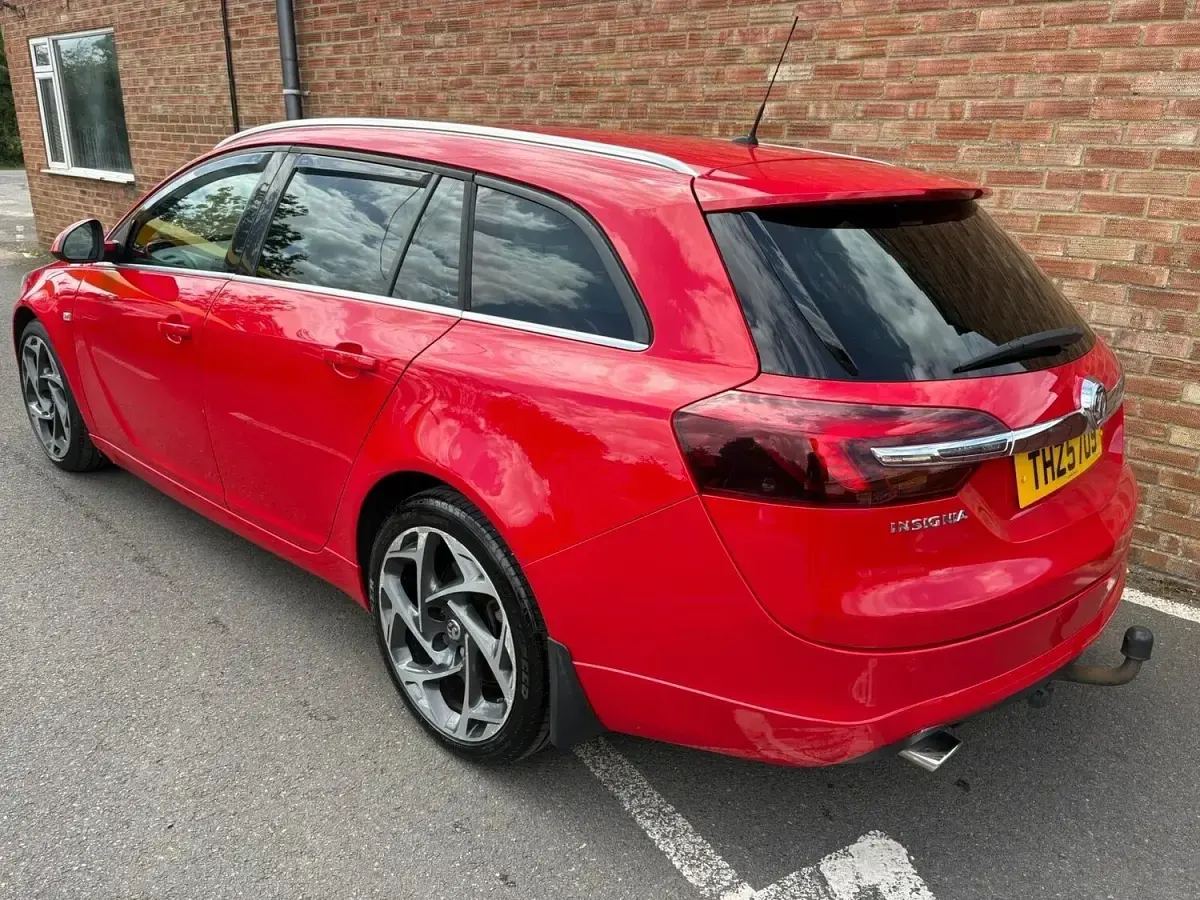 Used Vauxhall Insignia SRi 163 HP (119 kW) 2015 Red Estate